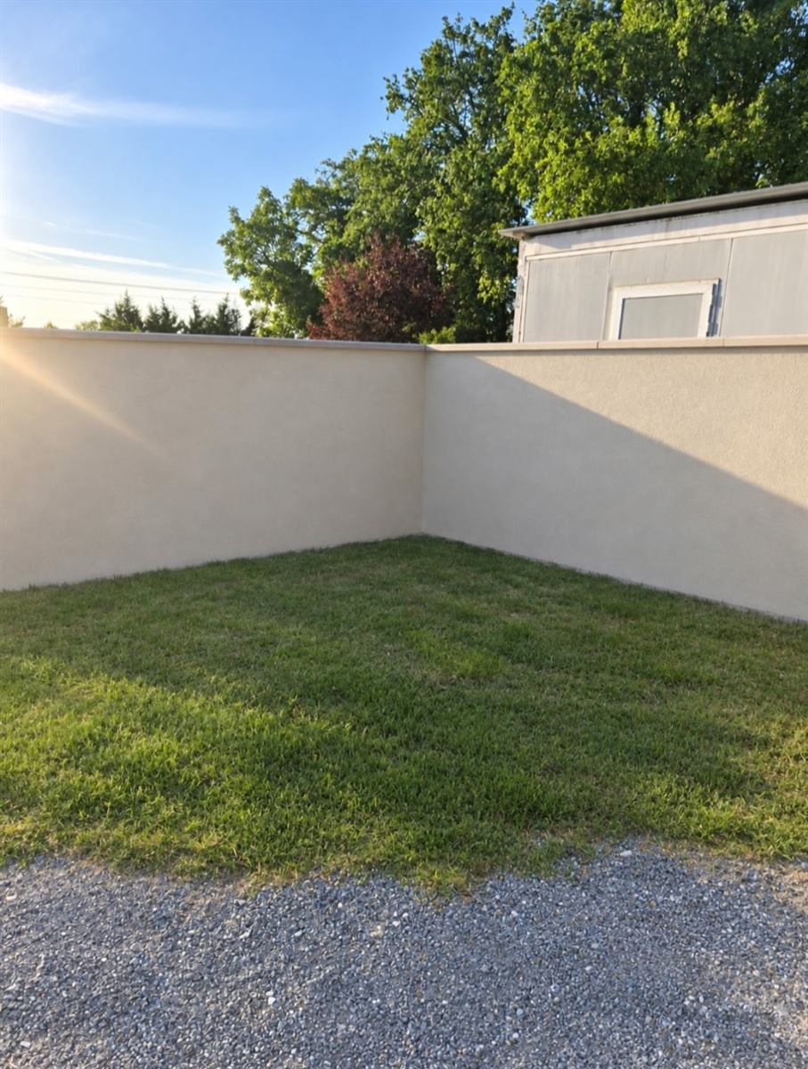 Mur en parpaings apres enduit et finition