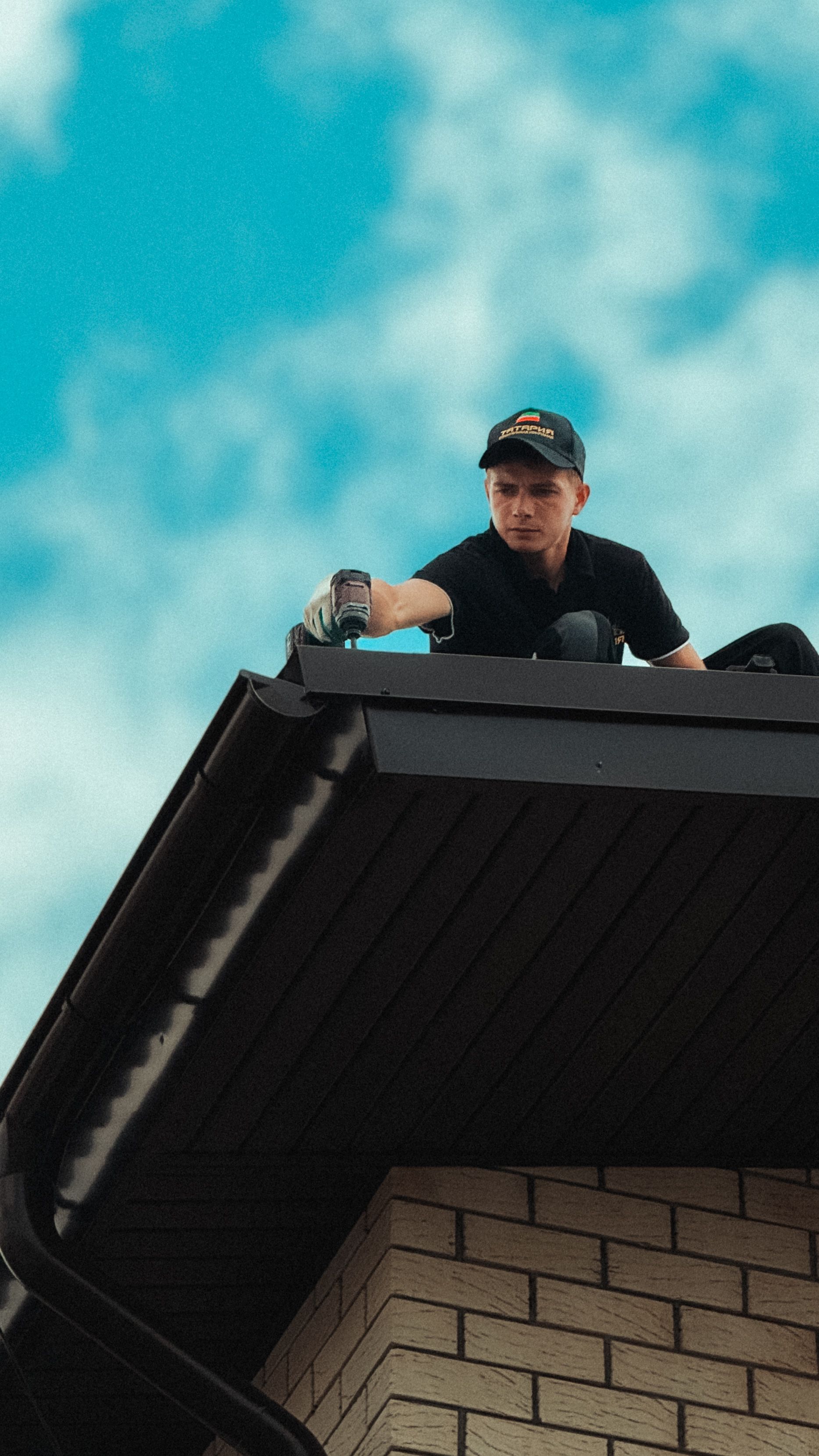 Entreprise de renovation intervenant sur une toiture de maison a Cerny
